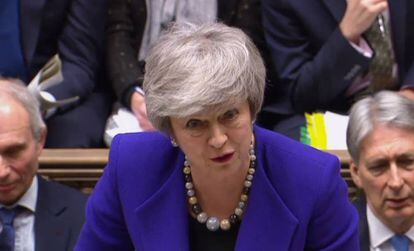 La primera ministra de Reino Unido, Theresa May, responde este miércoles durante la sesión de control de la Cámara de los Comunes