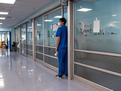 Un doctor sale de la habitación de un paciente en el Hospital de Emergencia Posta Central en Santiago, Chile, en junio de 2021.