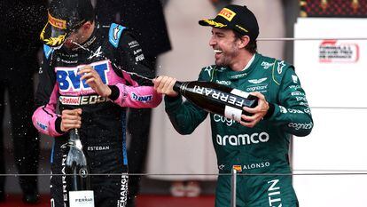 Fernando Alonso celebra el segundo puesto conseguido en el GP de Mónaco con Esteban Ocon, tercero.