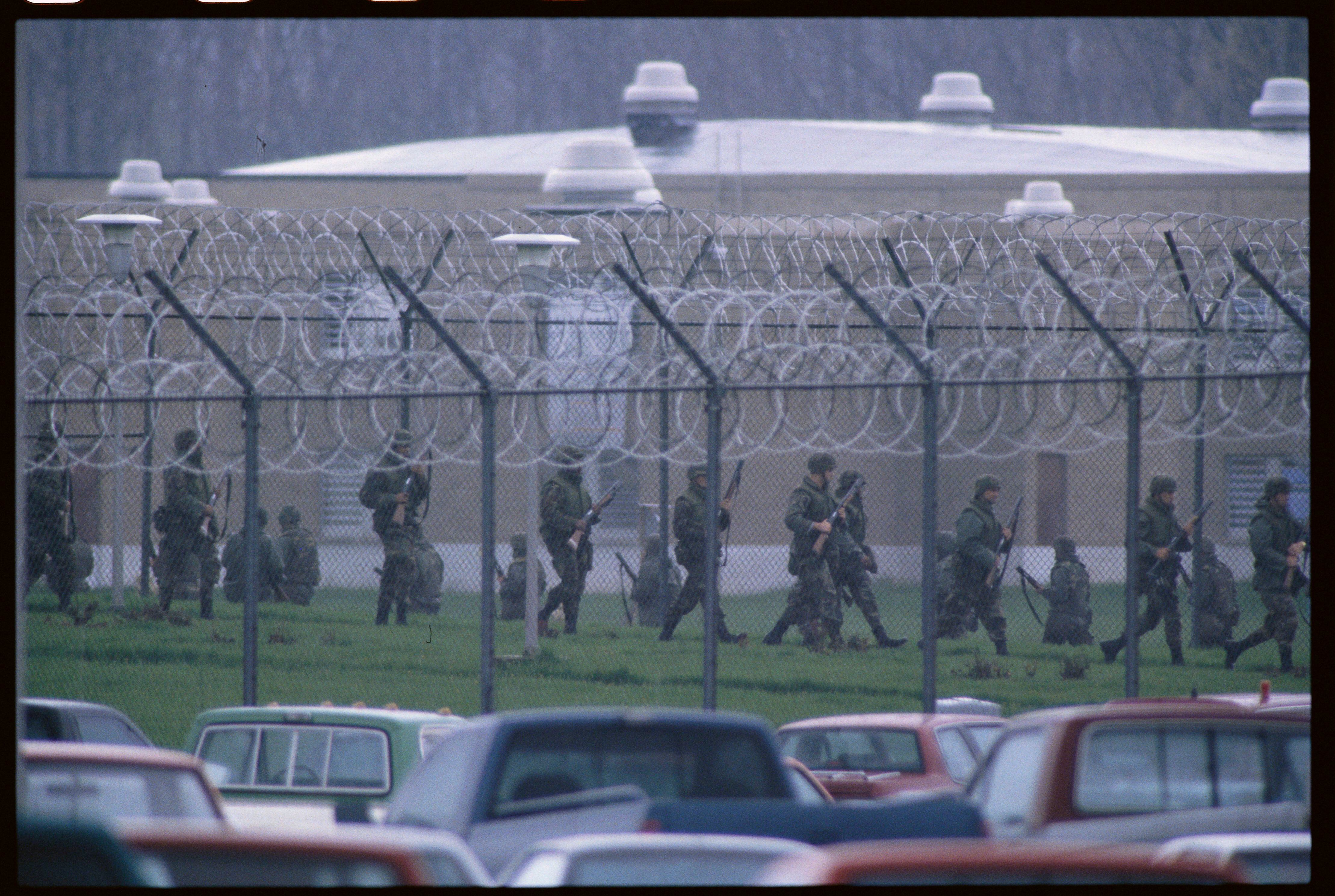 La guardia nacional rodea la prisión de Lucasville durante el motín de 1993.