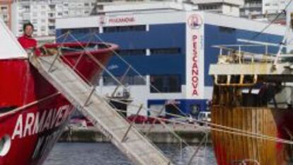 Entre unos barcos de pesca del Puerto de Vigo la nave de fr’o de Pescanova, en la avenida de Beiramar