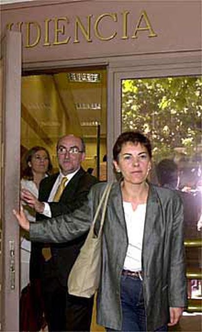 Aizpurua, directora de <b></b><i>Gara,</i> a su salida de la Audiencia Nacional.