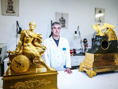 José Antonio Gismera, relojero de Patrimonio Nacional, en su taller del Palacio Real, en Madrid.
