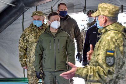 Volodímir Zelenski visita un hospital de campaña en la provincia de Donetsk, el 11 de abril.