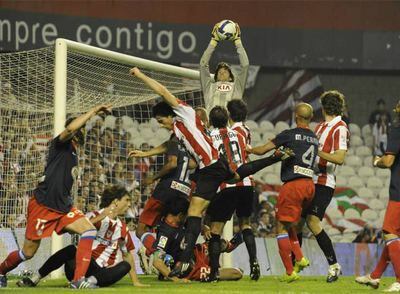 Leo Franco atrapa un balón colgado sobre el área del Atlético.