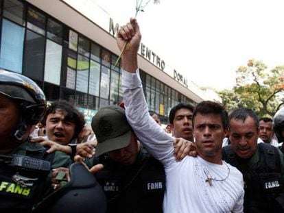 Leopoldo López en protesta. En vídeo, mensaje grabado por López previendo su detención.