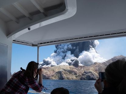 Algunos turistas observan desde un barco la erupción volcánica de la isla Blanca, en Nueva Zelanda, el 9 de diciembre de 2019.