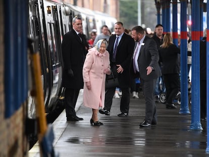 La reina Isabel II, llegando a la estación de trenes Kings Lynn, en Norfolk, en diciembre de 2019.