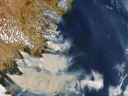 El humo de los incendios lleva compuestos hasta la estratosfera que reaccionan con el cloro, destruyendo el ozono. En la imagen, la costa este australiana, ardiendo en enero de 2020
