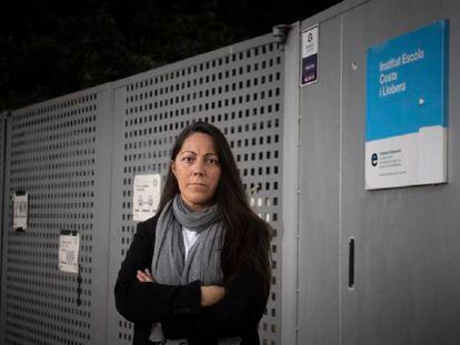 Juncal Iglesias, mare d'en Guillem Rius, a la porta de l'institut públic de Barcelona on està matriculat. 