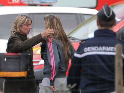 Unos familiares de las víctimas del accidente en Puisseguin (Francia), el 23 de octubre 2015.