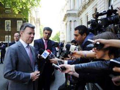 El presidente colombiano, Juan Manuel Santos (izq), atiende a la prensa a las puertas del Nº 10 de Downing Street, la residencia oficial del primer ministro británico, en Londres (Reino Unido) el pasado jueves, 6 de junio de 2013.