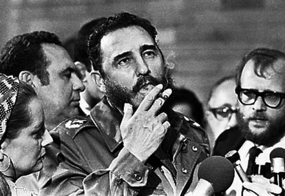 Castro fuma un puro ante la prensa durante la visita del senador estadounidense Charles McGovern, en mayo de 1975 en La Habana.