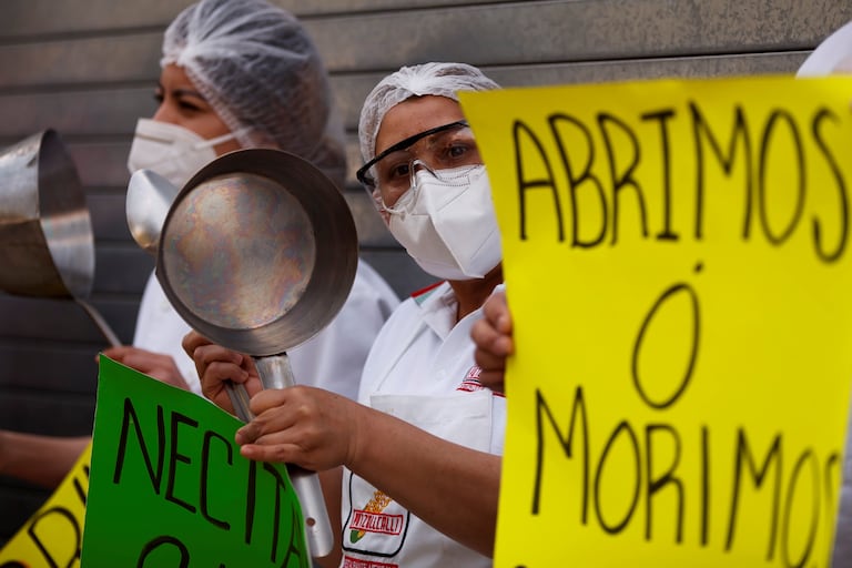 Trabajadores de restaurantes protestan en Ciudad de México, este miércoles.