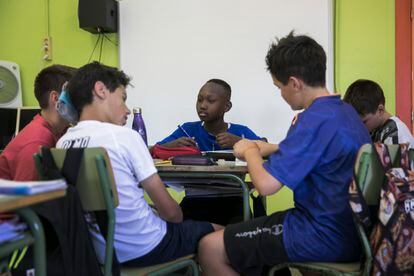 Un aula de sexto de primaria durante una clase de francés en Colegio público Cra Albeos de Belver.  