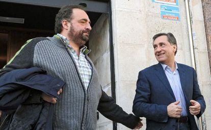 Xabier Agirre (a la derecha) es saludado por el exconsejero de Agricultura Gonzalo Sáenz de Samaniego, tras repetirse la votación para elegir el ABB.