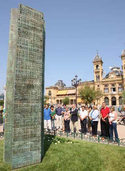 El alcalde de San Sebastián y varios ediles, durante el homenaje a las víctimas de De Juana.