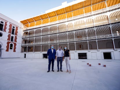 El alcalde de Madrid, José Luis Martínez-Almeida (c), posa junto a la delegada del Área de Cultura, Turismo y Deporte, Andrea Levy, este martes durante su visita el frontón Beti Jai, por primera vez en la programación de 'Pasea Madrid'