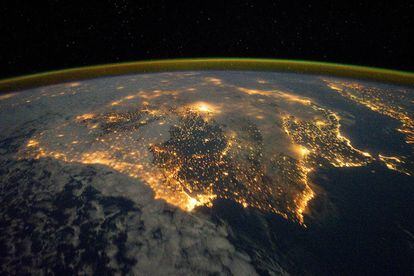 La Península Ibérica, iluminada durante la noche del 25 de diciembre, en una imagen facilitada por el observatorio terrestre de la NASA.
