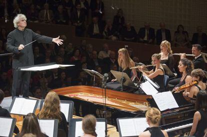 Simon Rattle dirige a la orquesta y al coro de la Academia del Festival de Lucerna.