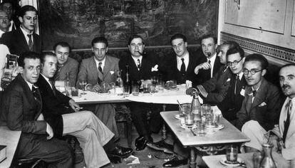 Ramón Gómez de la Serna, en el centro con pipa, presidiendo la tertulia en el Café de Pombo en 1932.