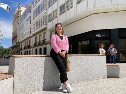 Cristina posa en la Plaza de Lugo (A Coruña), donde coinciden todas las tiendas del grupo Inditex para el que trabaja.