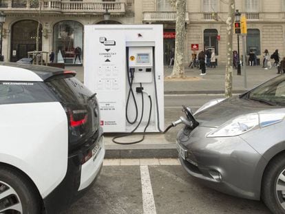 Un vehículo eléctrico carga la batería en Barcelona.