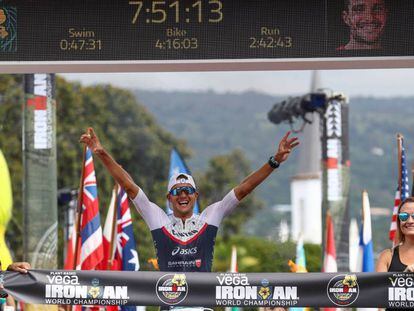 Jan Frodeno celebra la victoria, con récord, en el Ironman de Kona.