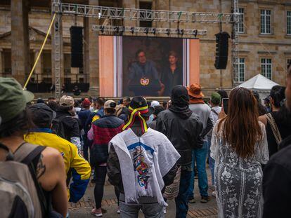 Asistentes a la marcha del Primero de Mayo, ven el discurso de Gustavo Petro desde una pantalla en la Plaza de Bolívar.