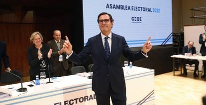 El actual presidente de la Confederación Española de Organizaciones Empresariales (CEOE), Antonio Garamendi, ha ganado este miércoles las elecciones a la presidencia de la patronal CEOE con 534 votos a favor y seguirá un segundo mandato de cuatro años más al frente de los empresarios.