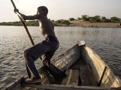 Un pescador de Bagasola rema en una barcaza en el lago Chad.