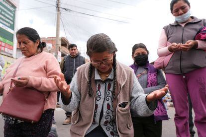 Mujeres rezan en Cuzco durante la manifestación en apoyo a Pedro Castillo.