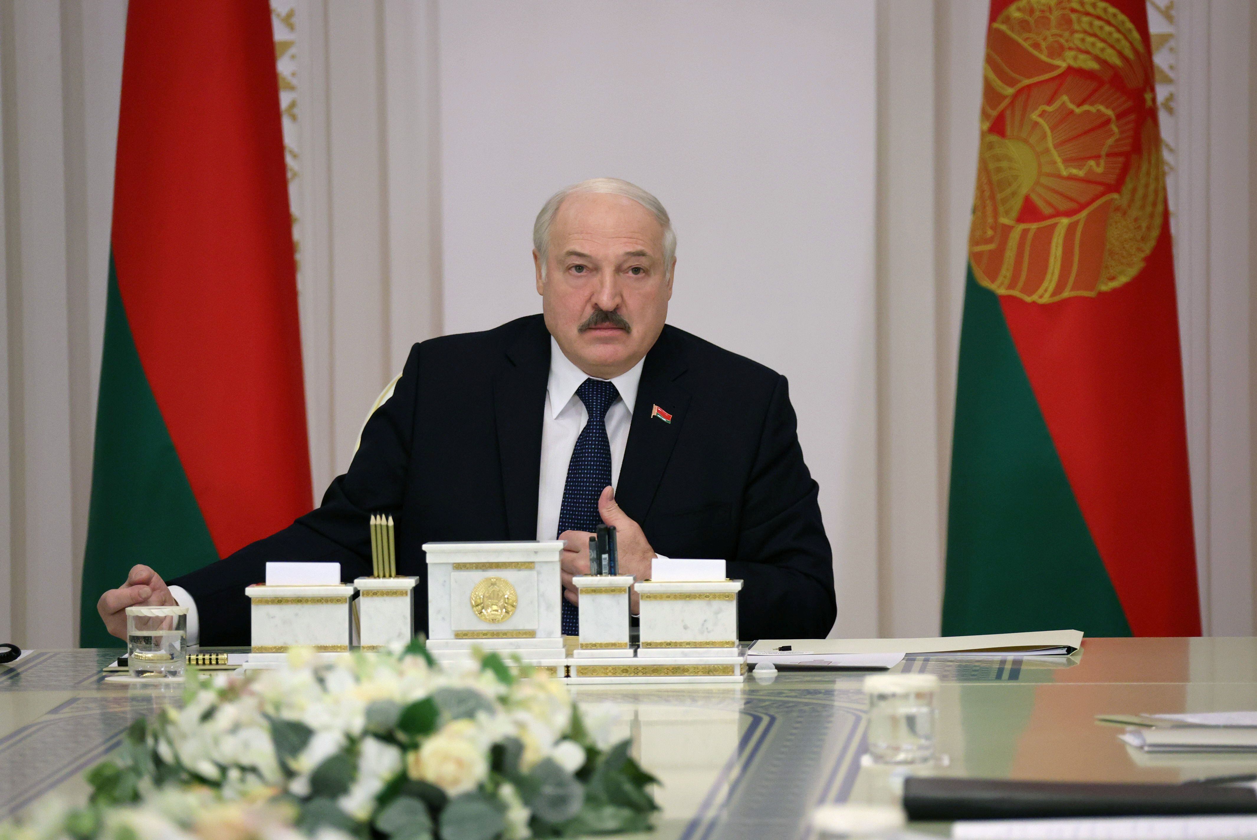 El presidente bielorruso, Aleksandr Lukashenko, en una reunión sobre la crisis migratoria celebrada en Minks el 16 de noviembre.