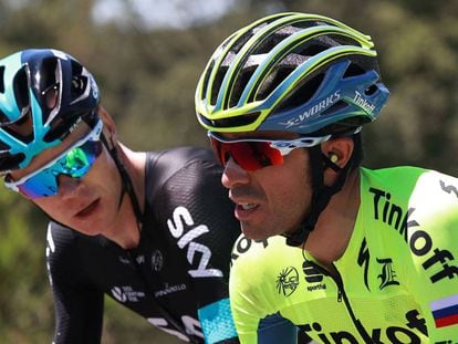 Alberto Contador (d) charla con Chris Froome durante la etapa.