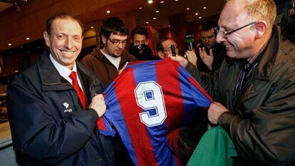 Quini sonríe tras firmar la camiseta del Barcelona a un aficionado con motivo del Barcelona-Sporting de Gijón de la Liga, el 5 de febrero de 2008.