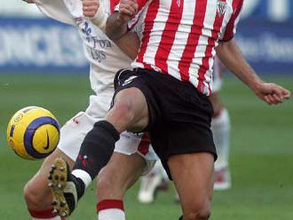 Sergio Ramos y Ezquerro pugnan por el balón.