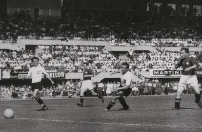 Josef Hugi anota un gol ante Austria en el Mundial de 1954.