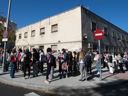 Decenas de profesores hacían cola para someterse a las pruebas serológicas la semana pasada en el instituto Virgen de la Paloma de Madrid.