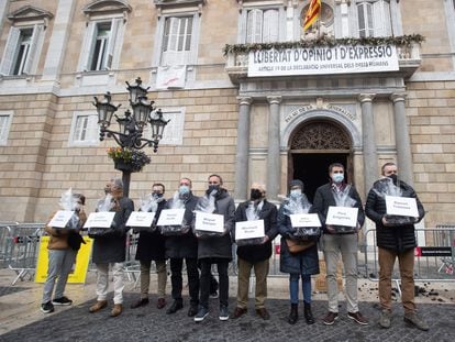 Miembros del colectivo de comerciantes posan con el carbón que han regalado a la Generalitat.