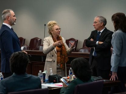 Los abogados defensores del caso del asesinato de Ahmaud Arbery hablan con la fiscal Linda Dunikoski, durante la selección del jurado, en Brunswick, Georgia (EE UU).