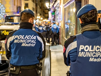 Policías municipales, durante la vigilancia de fiestas ilegales en el centro de Madrid. / TWITTER POLICÍA MUNICIPAL