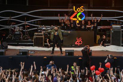 Locutores de Los 40 en la Plaza Mayor en mayo en el Primavera Pop.