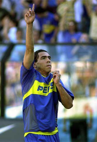 Carlos Tévez festeja un gol con el Boca Juniors.