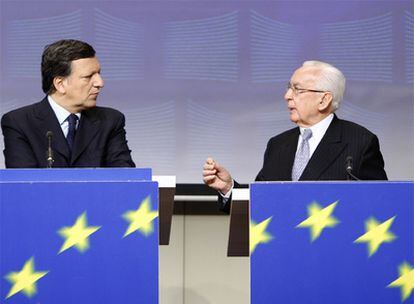 Durão Barroso (izquierda) y Larosière, en una comparecencia celebrada en Bruselas el pasado febrero.