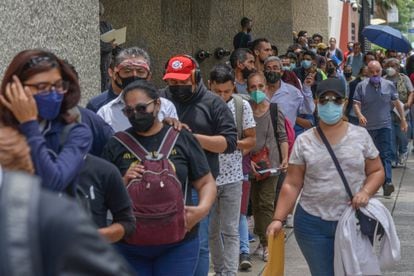 Largas filas de trabajadores se registran en el SAT del Paseo de la Reforma para obtener la constancia de situación fiscal, en Ciudad de México, el 31 de mayo de 2022.