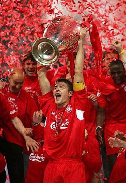 Gerrard levanta el trofeo de campeón de la &#39;Champions&#39;.