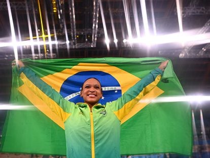 Rebeca Andrade celebra el oro conseguido en Tokio en la categoría de gimnasia artística.