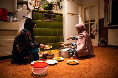 La hora de la comida es un momento de reunión familiar muy importante en la cultura afgana, en el que se generan extensas charlas y debates. En Fulda, la familia de Manzuri lo hace como lo ha hecho siempre: en el suelo, sentados en círculo y comiendo con la mano. En la imagen, mujeres de la familia hacen la comida. 