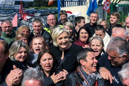 Marine Le Pen, en frente de la fábrica de Whirpool