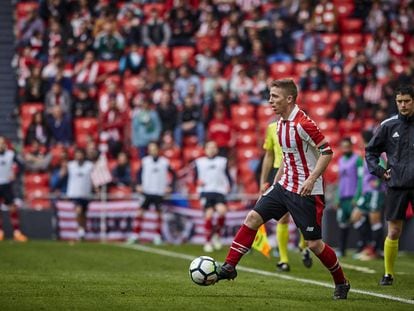 Muniain conduce el balón.